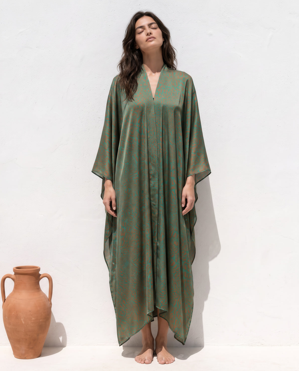 Federica Mantelli Savana - mantello, animalier verde oliva e marrone, indossato all'aperto