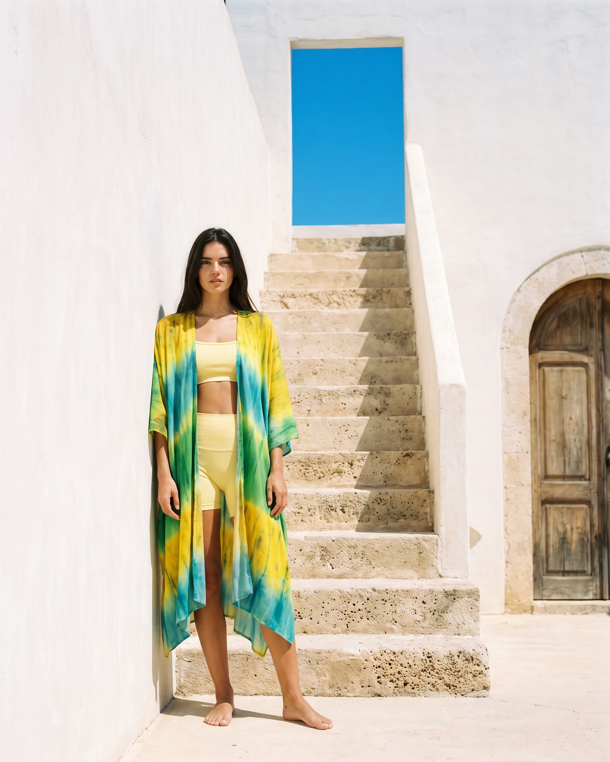 Federica Mantelli Laguna - mantello, tie-dye giallo, verde acqua e teal, indossato all'aperto