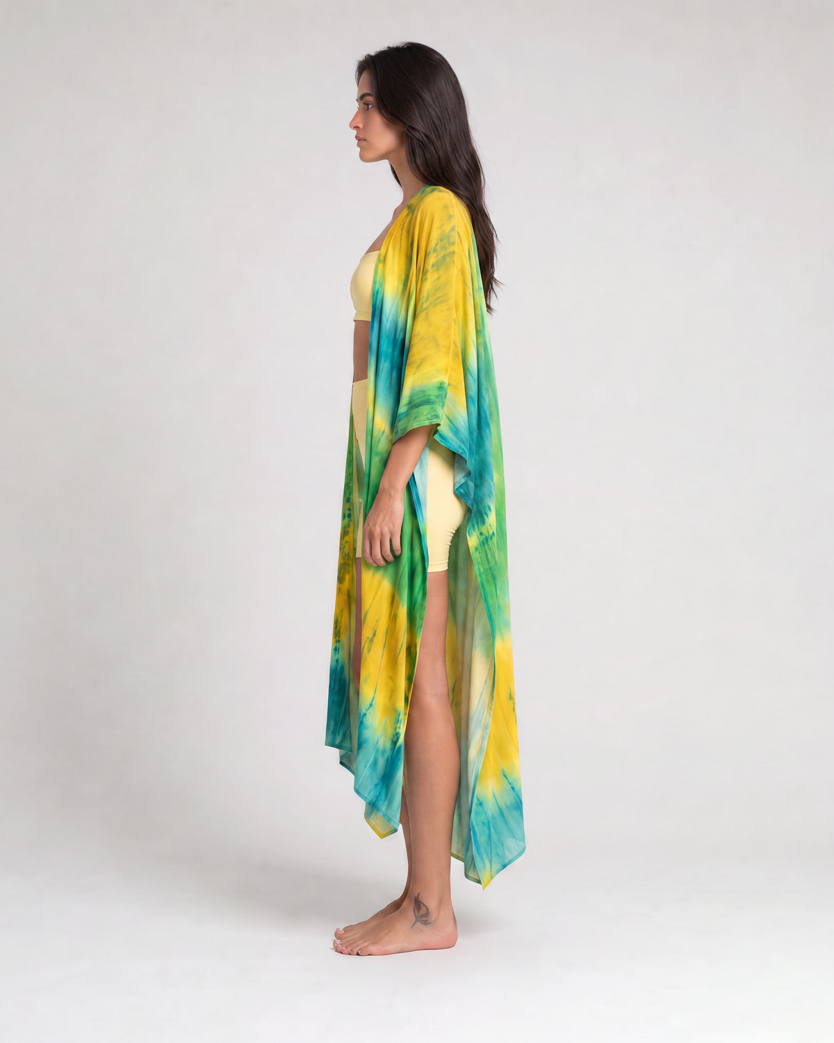 Federica Mantelli Laguna - mantello, tie-dye giallo, verde acqua e teal, foto in studio, taglia unica, Made in Italy