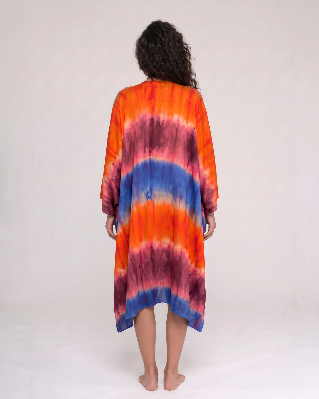 Federica Mantelli Tramonto - mantello, sfumato blu, arancio e viola, dettaglio del drappeggio