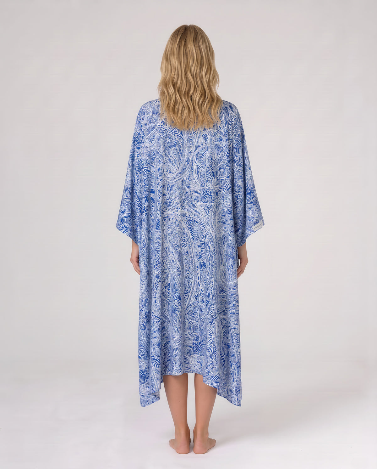 Federica Mantelli Verbena - mantello, motivo paisley bianco e blu, foto in studio, taglia unica, Made in Italy