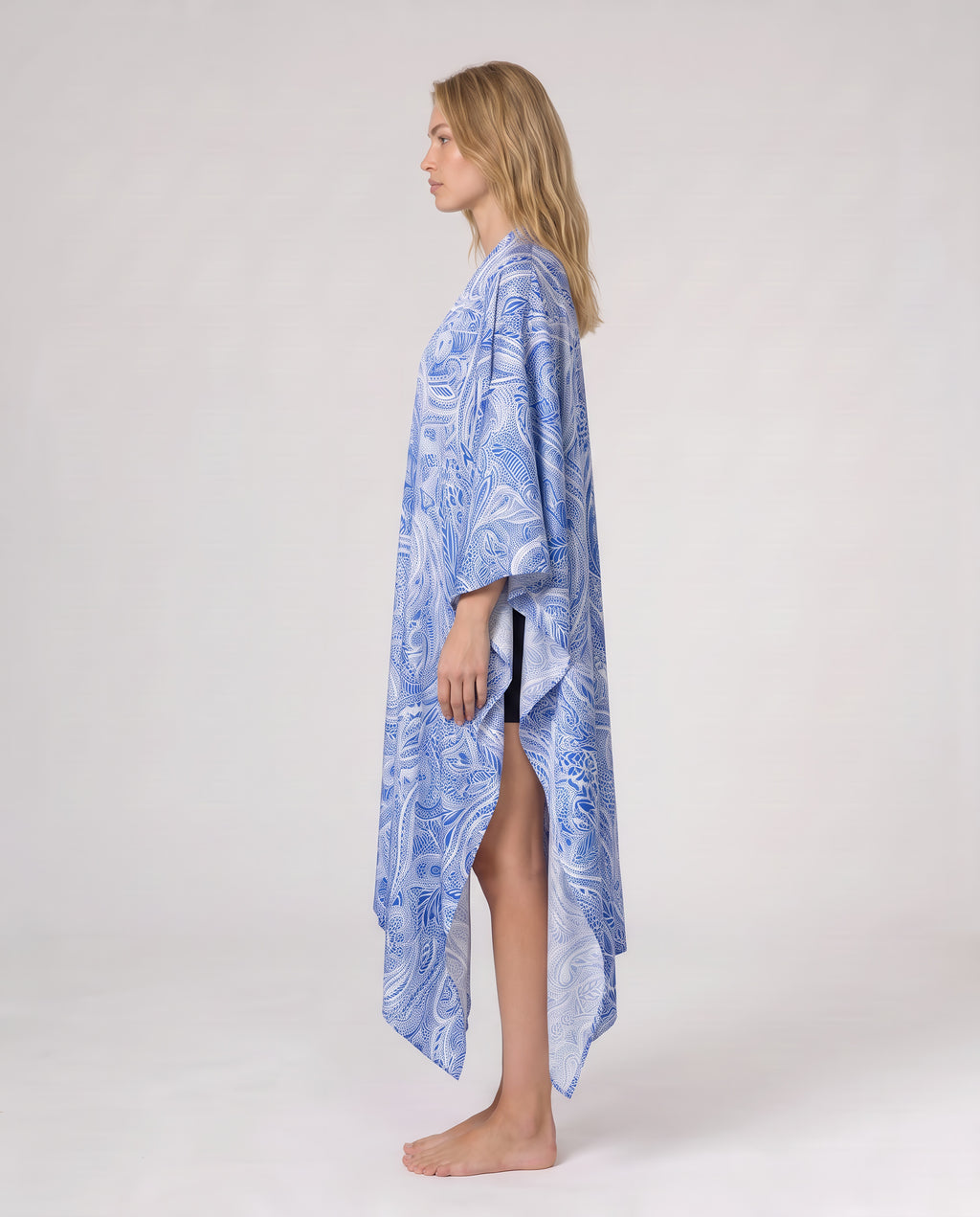 Federica Mantelli Verbena - mantello, motivo paisley bianco e blu, dettaglio del drappeggio