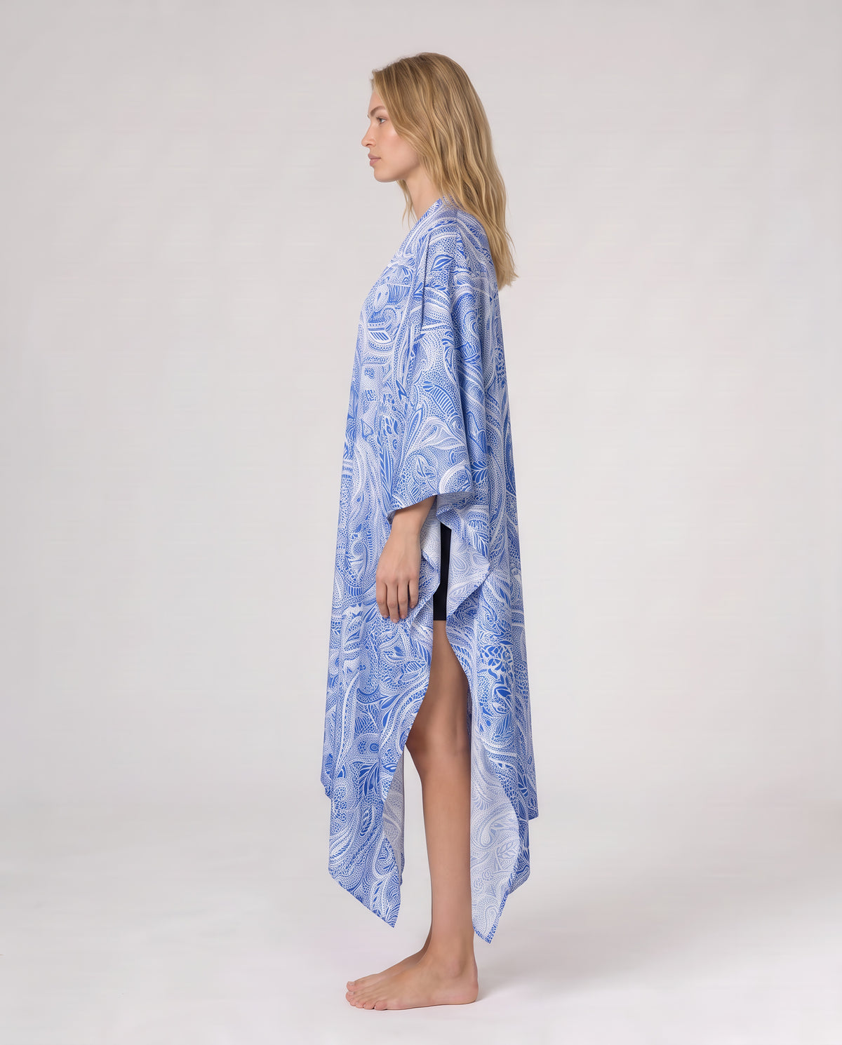 Federica Mantelli Verbena - mantello, motivo paisley bianco e blu, dettaglio del drappeggio