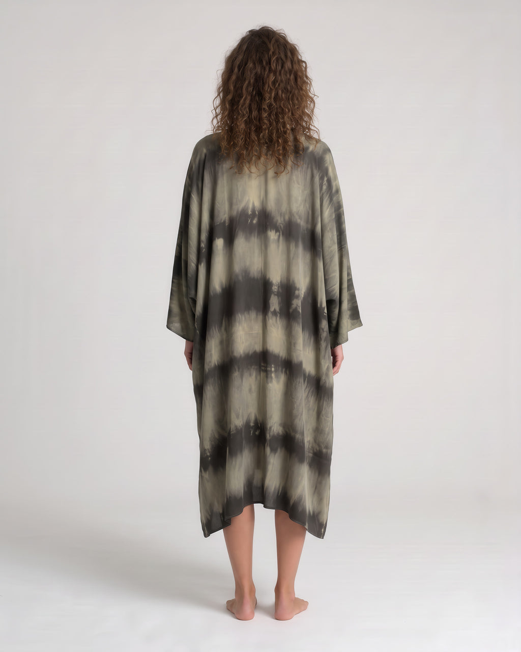 Federica Mantelli Fumo - mantello, tie-dye verde scuro e nero, dettaglio del drappeggio