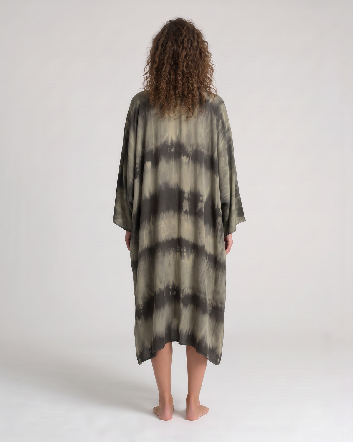 Federica Mantelli Fumo - mantello, tie-dye verde scuro e nero, dettaglio del drappeggio