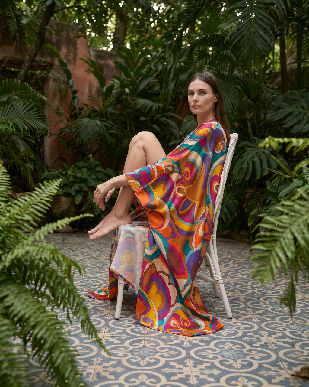 Federica Mantelli Vertigine - mantello, spirali arancio, viola, turchese e fucsia, indossato in un contesto lifestyle
