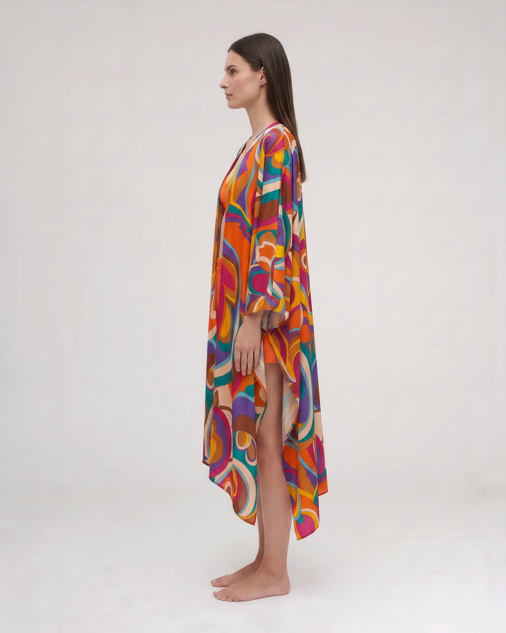 Federica Mantelli Vertigine - mantello, spirali arancio, viola, turchese e fucsia, foto in studio, taglia unica, Made in Italy