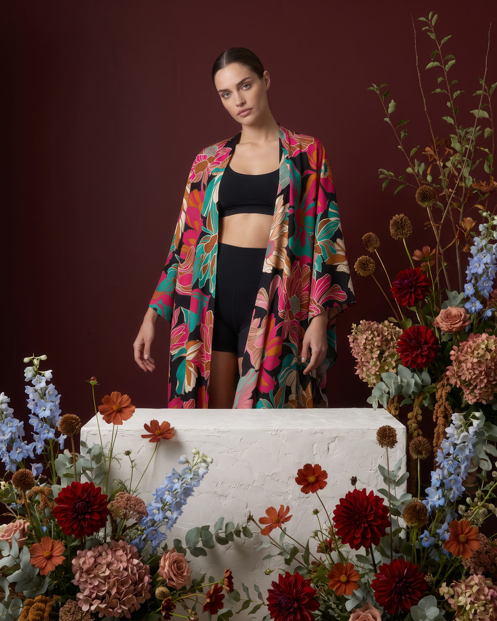 Federica Mantelli Passione - mantello, nero con fiori fucsia, indossato in un contesto lifestyle