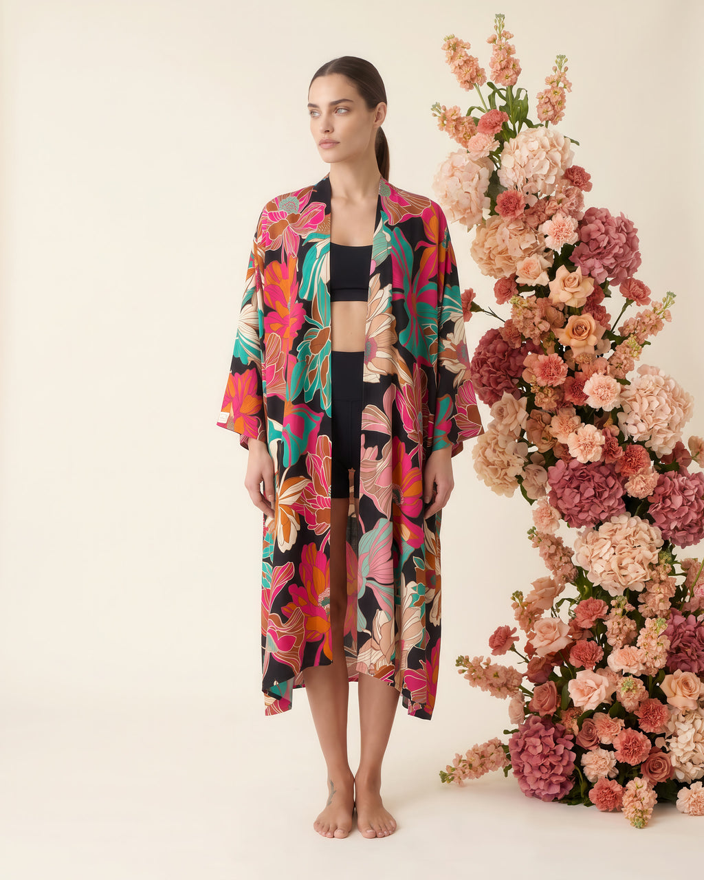 Federica Mantelli Passione - mantello, nero con fiori fucsia, outfit quotidiano