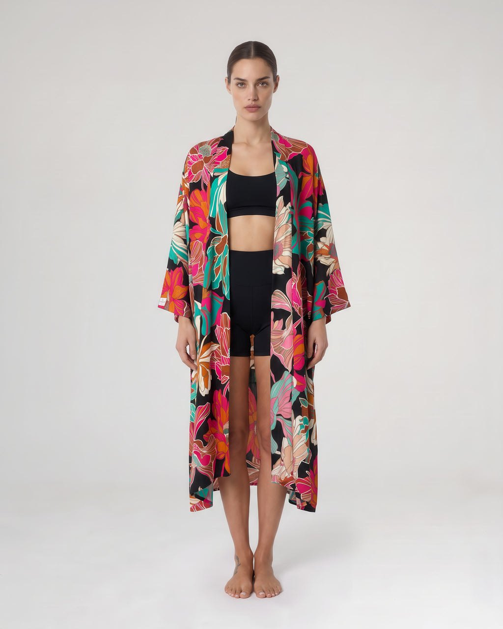 Federica Mantelli Passione - mantello, nero con fiori fucsia, vista frontale, taglia unica, Made in Italy