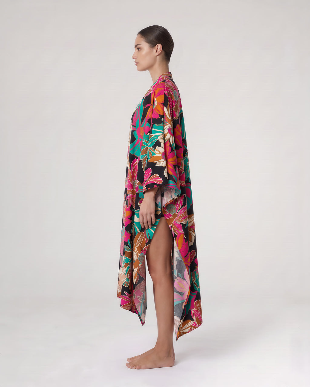 Federica Mantelli Passione - mantello, nero con fiori fucsia, foto in studio, taglia unica, Made in Italy
