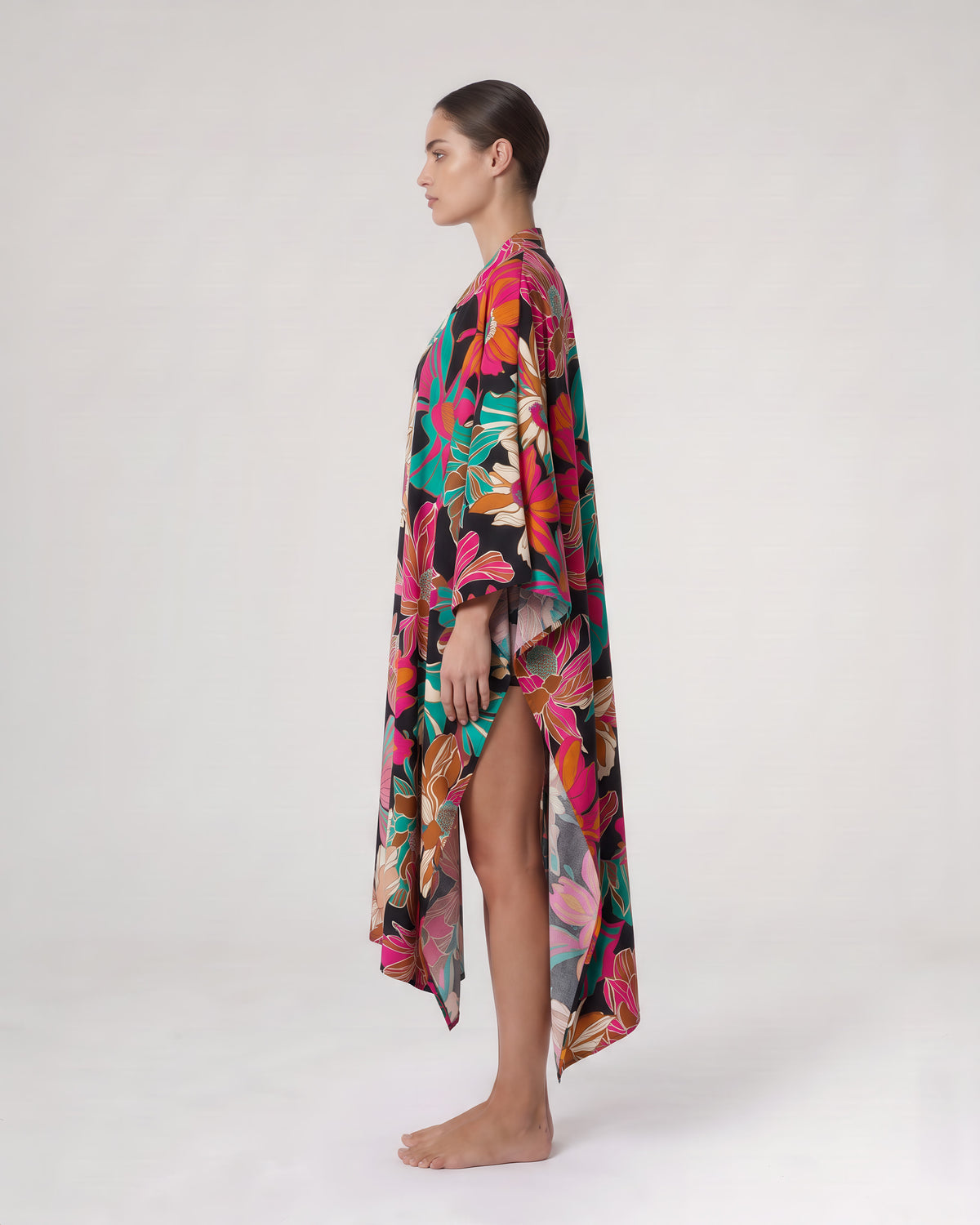 Federica Mantelli Passione - mantello, nero con fiori fucsia, foto in studio, taglia unica, Made in Italy
