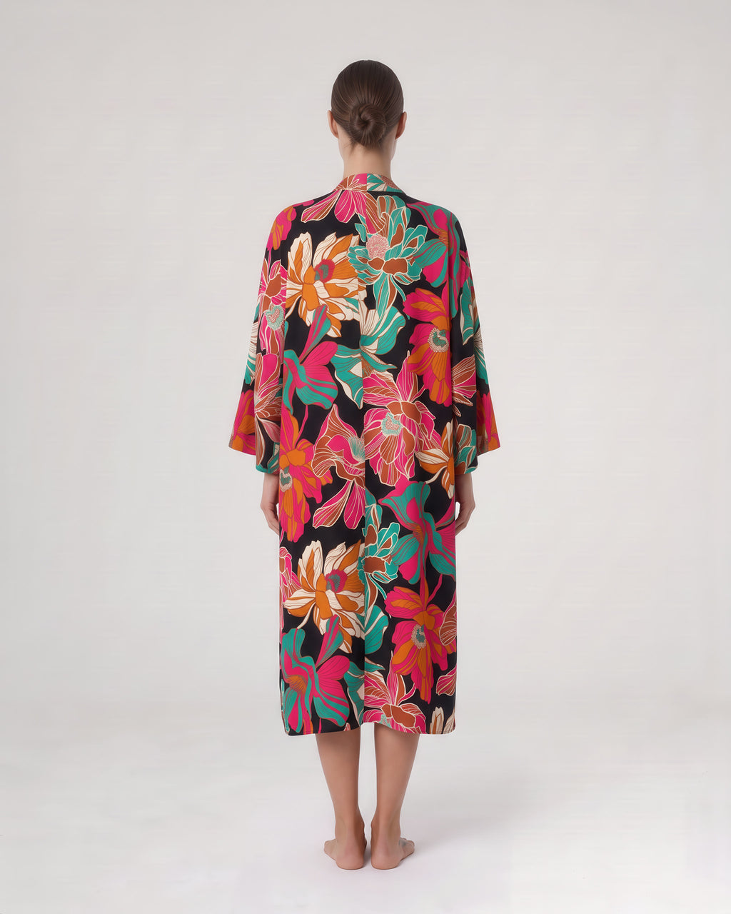 Federica Mantelli Passione - mantello, nero con fiori fucsia, dettaglio del drappeggio
