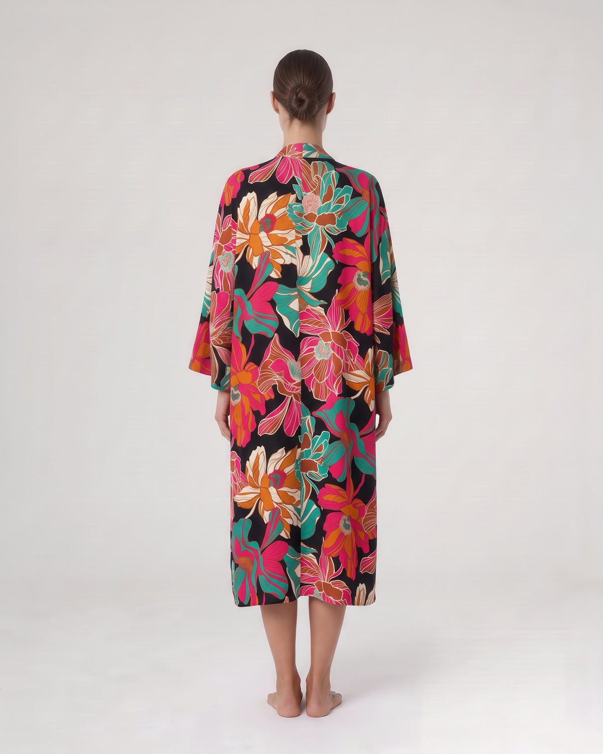 Federica Mantelli Passione - mantello, nero con fiori fucsia, dettaglio del drappeggio