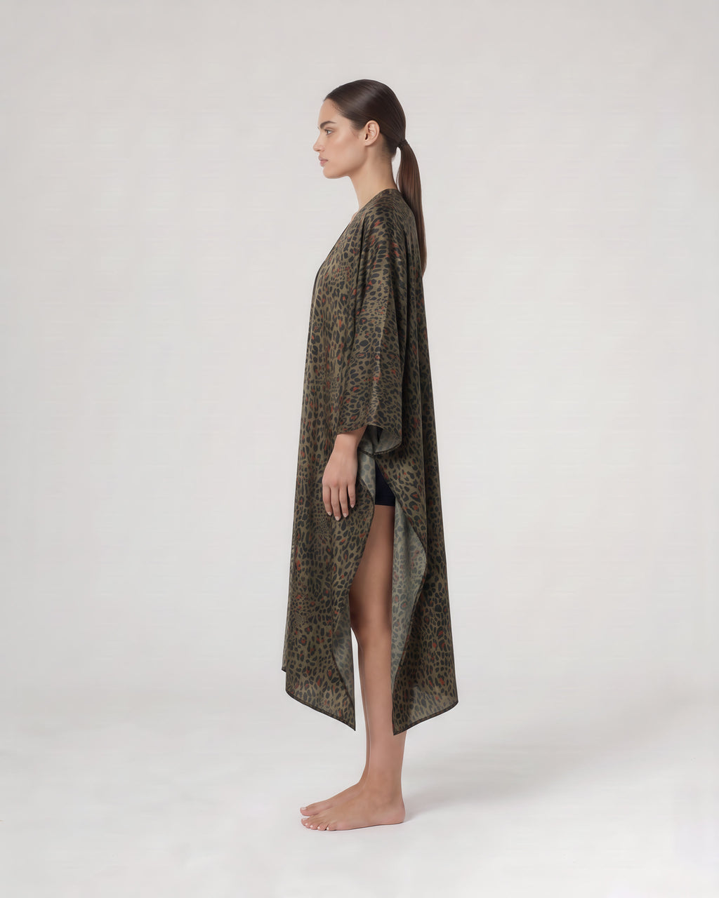 Federica Mantelli Serengeti - mantello, animalier verde oliva con tocchi arancio, vista frontale, taglia unica, Made in Italy